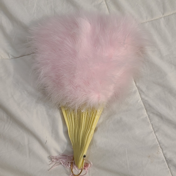 Vintage Fluffy Pink Feather Hand Fan. - Picture 7 of 10